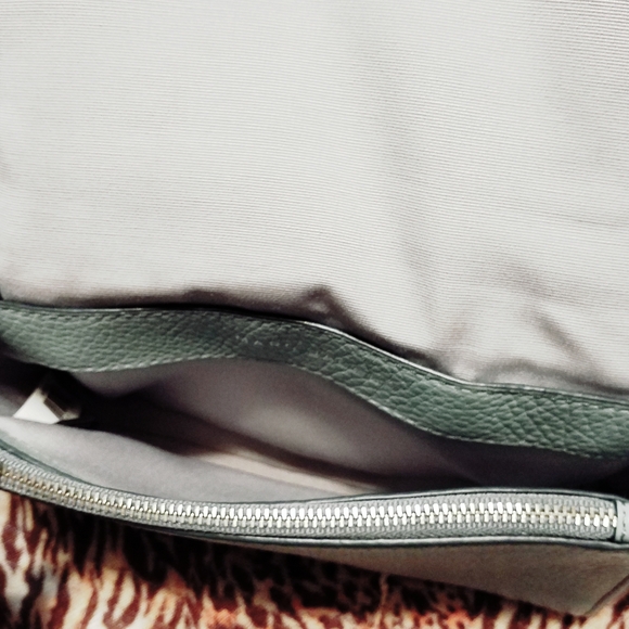 Marc Jacobs Blue Crossbody Bag with Modern Design - Picture 9 of 10